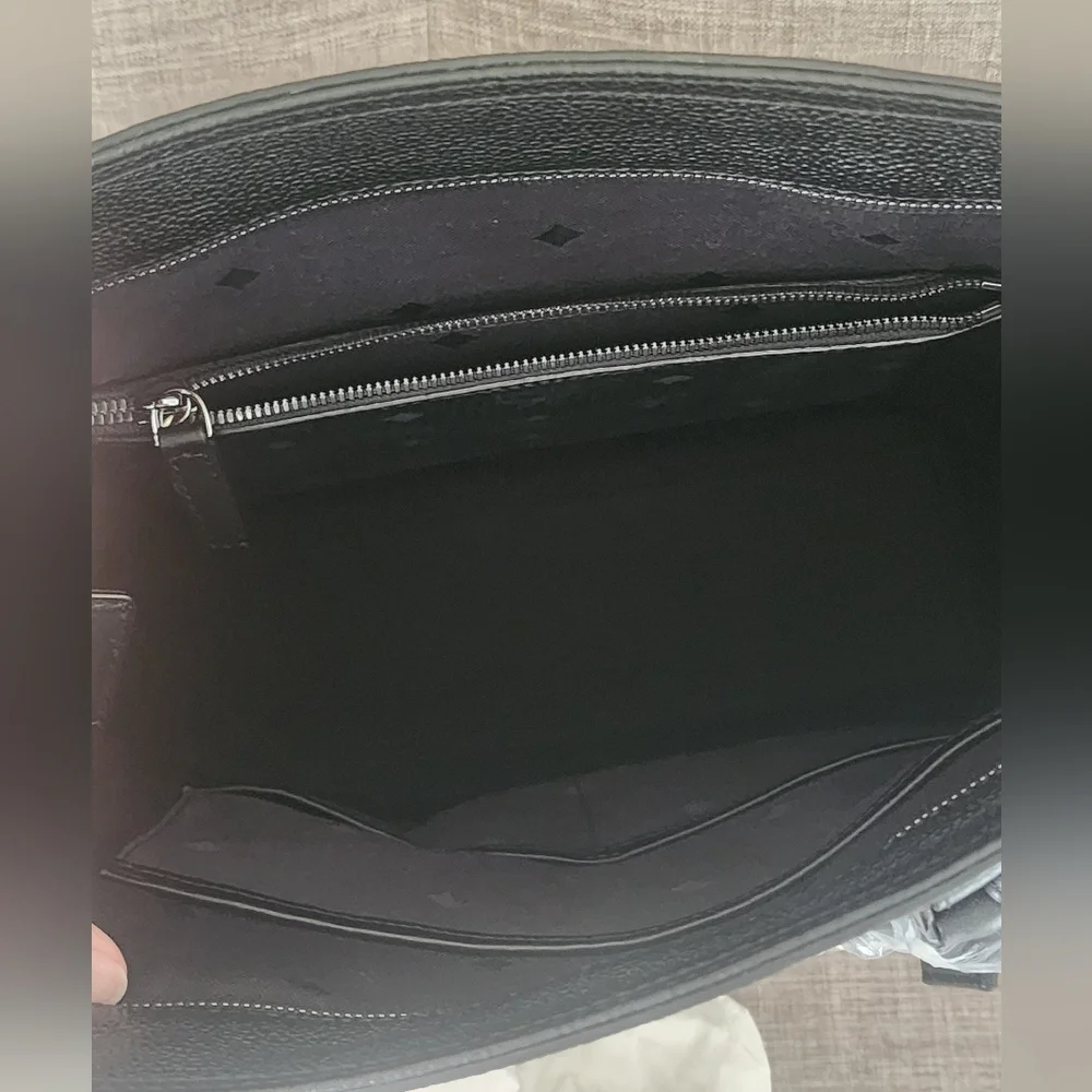 $1250 Brand New MCM Markus Leather Men Medium Shoulder Bag Black